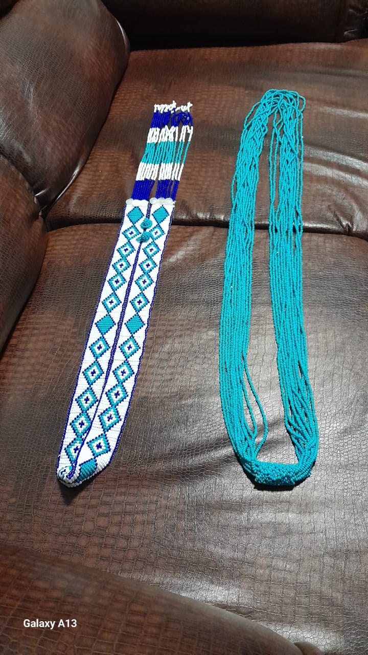 Spread bottom necklace and loosely connected lace.